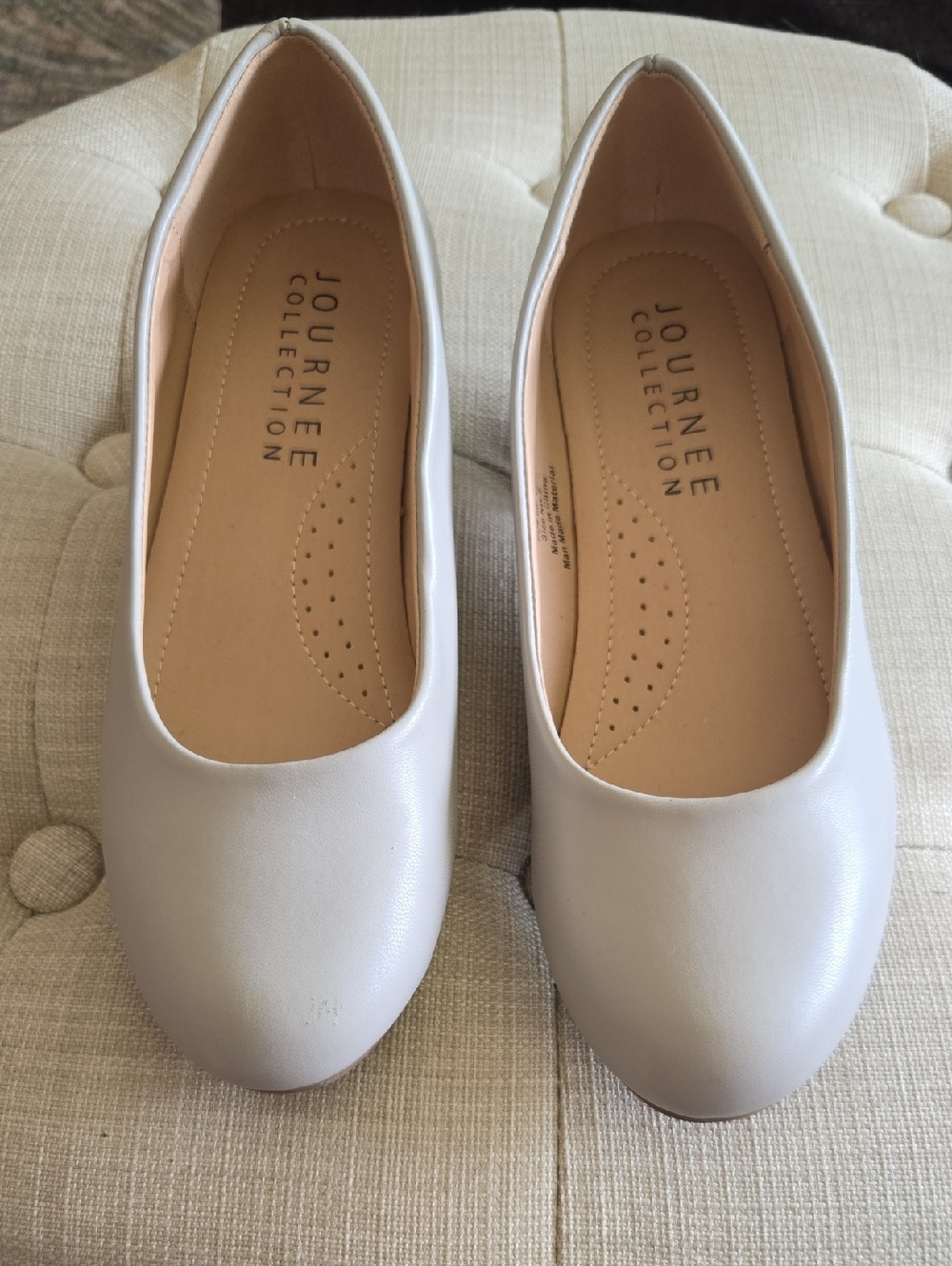 Journee Collection Women's Cream Round Low Heels